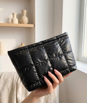 Estuche de maquillaje acolchado NOREA: suave, elegante y esencial para el día a día.