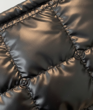 Estuche de maquillaje acolchado NOREA: suave, elegante y esencial para el día a día.