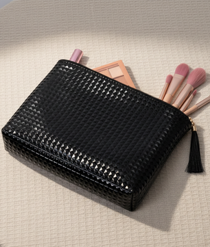 Estuche de maquillaje acolchado NOREA – Elegante negro con cremallera y borla